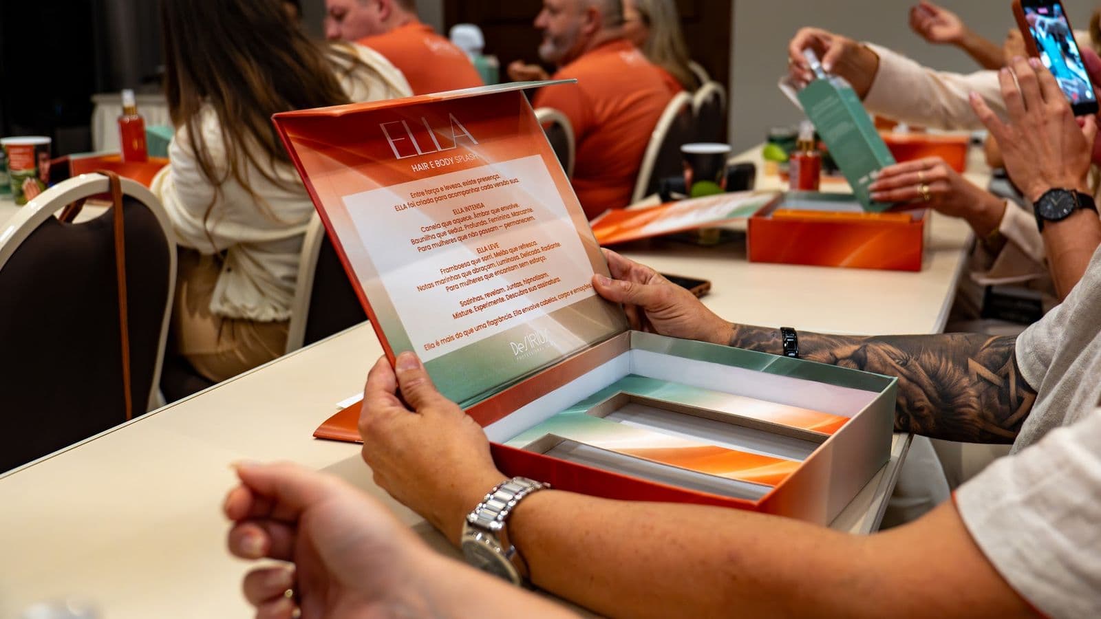 Distribuidora abrindo o kit de lançamento da ELLA