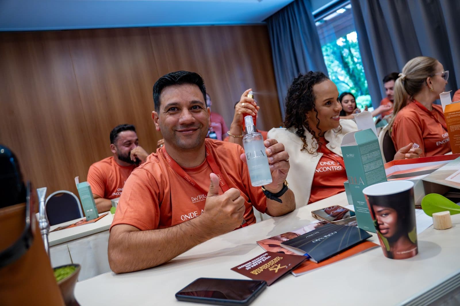 Distribuidores rindo durante a convenção