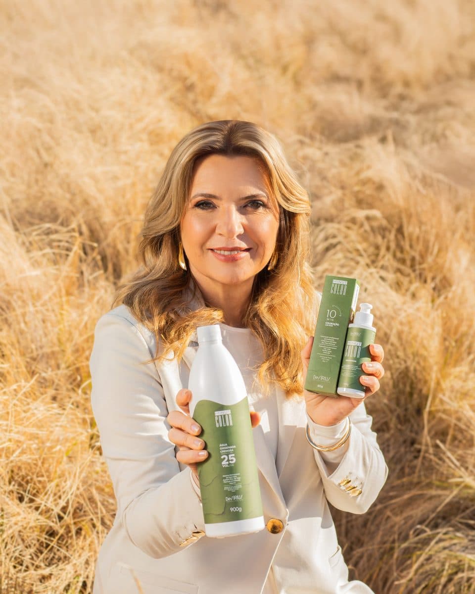 Sabrina Rosa, fundadora da De Sírius, segurando produtos da linha Minut Color